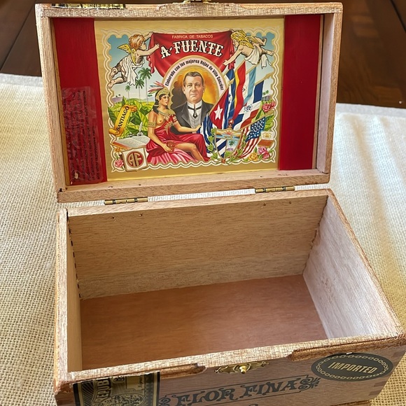 ARTURO FUENTE Flor Fina 858 Empty Wood Cigar Box - Picture 6 of 7